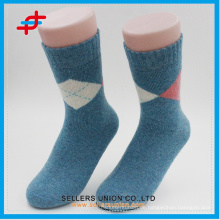 Angora-Wolle im neuen Stil mit lässigen, warmen Schlauchsocken stricken